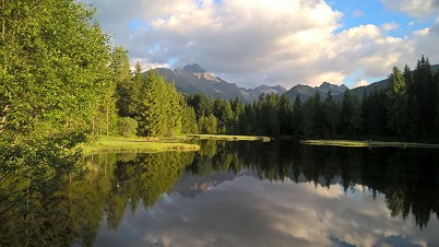 Schattensee mit Wolken